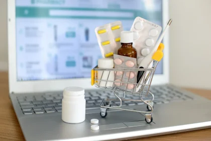 فروش آنلاین دارو در کشور از ماه آینده کلید می‌خورد